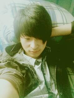 网红侧脸男孩照片,网络红人新宠，颜值与气质并存